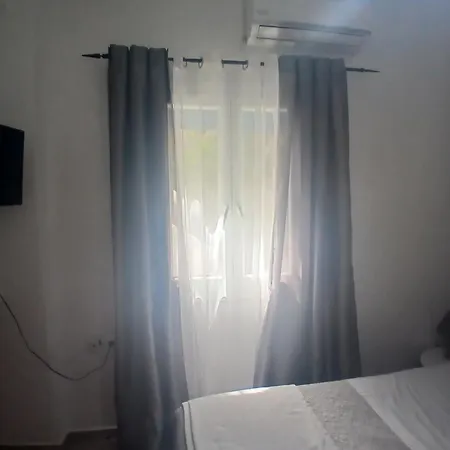Artemis Bakerys House 2 * אדאמאס